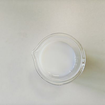 Styreen/acryl-emulsie op waterbasis, melkwitte lotion en crème-modificator met hydraterend/verhelderend effect