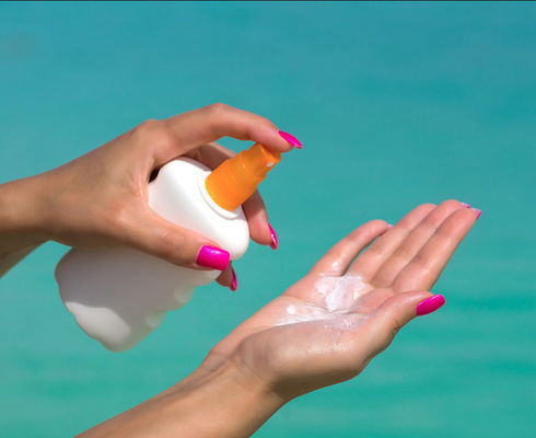 Octocryleen Cas 6197-30-4 Olieoplosbare UVB-absorber heeft uitstekende waterdichte eigenschappen voor zonnebrandmiddelen